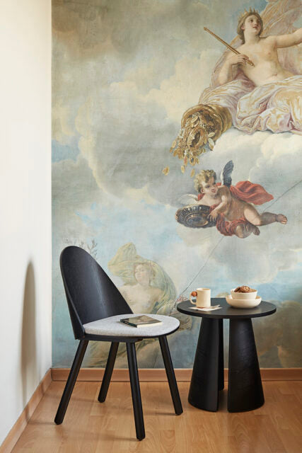Silla UMA Teulat negra con asiento gris claro en ambiente