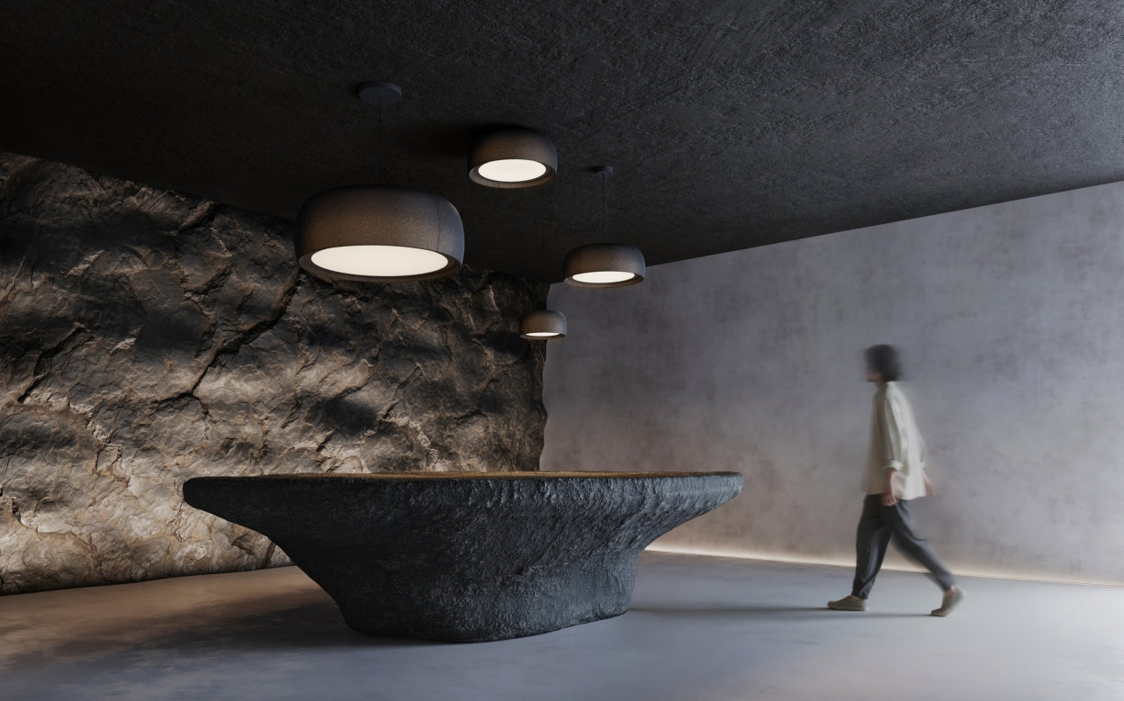 Lámpara colgante Gong en ambiente interior oscuro