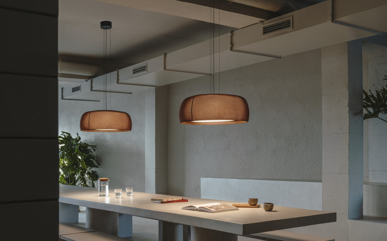 Lámpara colgante Gong en interior contemporáneo