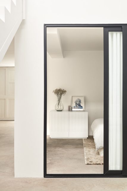 Cómoda Doric Teulat blanca en ambiente