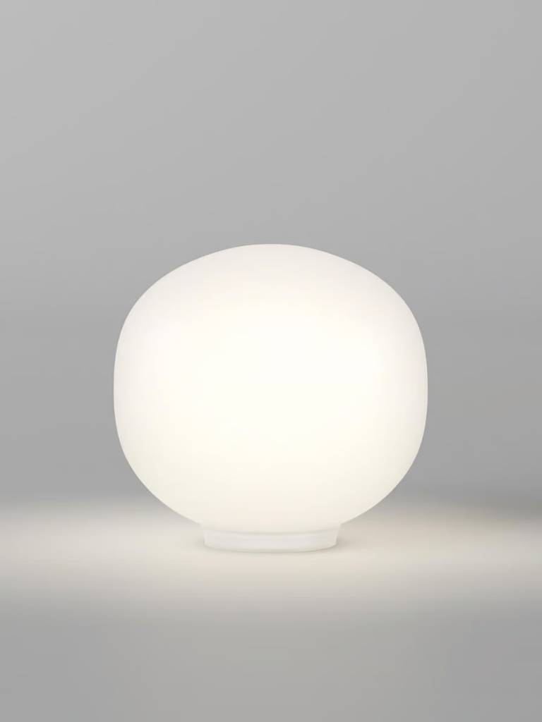 Lámpara de sobremesa Volum LODES encendida - Esfera de cristal blanco soplado