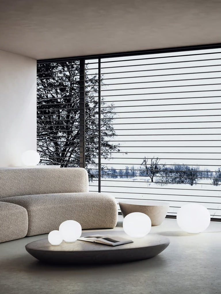 Lámparas Volum LODES en ambiente de salón arquitectónico contemporáneo con vista invernal